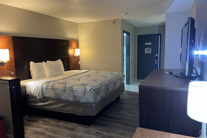 Room 32 of 84