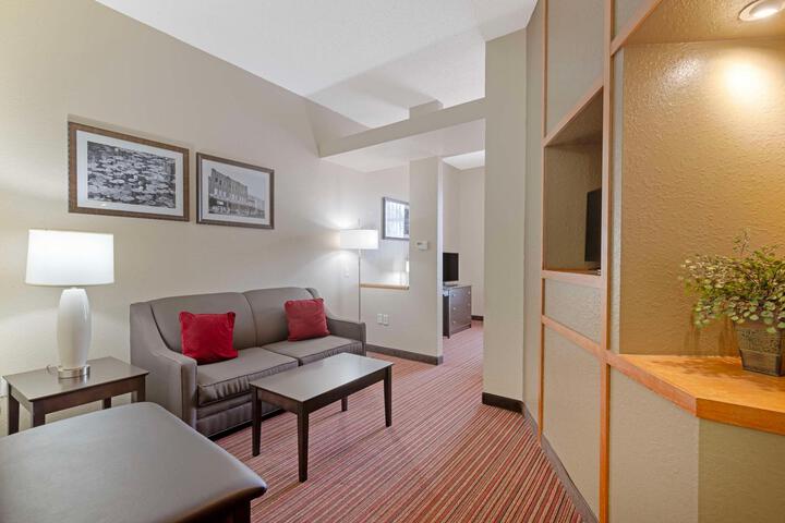 Suite 2 Queen Beds High Speed Internet Accessible Microwave, Refrigerator Full Breakfast (11 of 34)