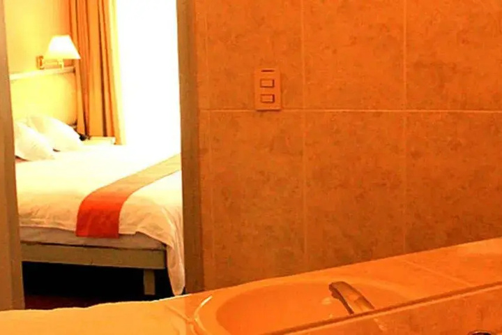 Room 6 of 12