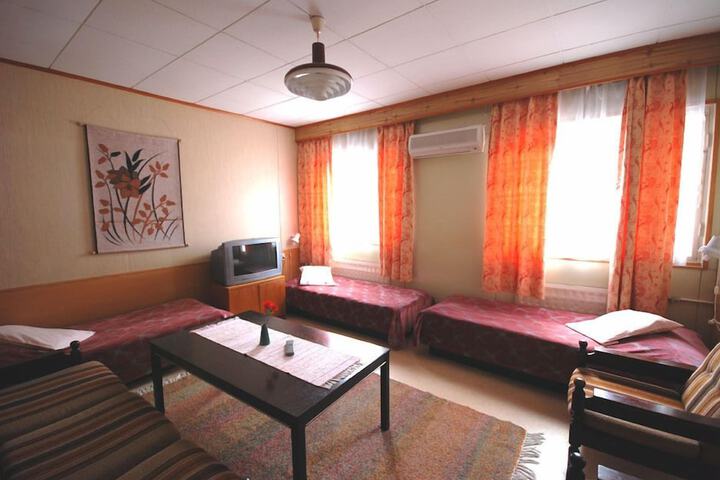 Room 9 of 28