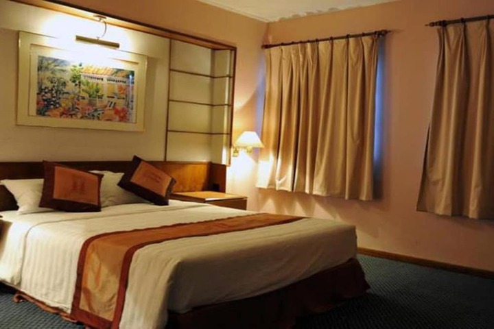 Room 8 of 32
