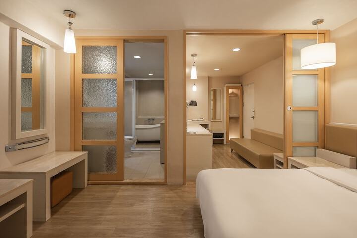 Room 15 of 28