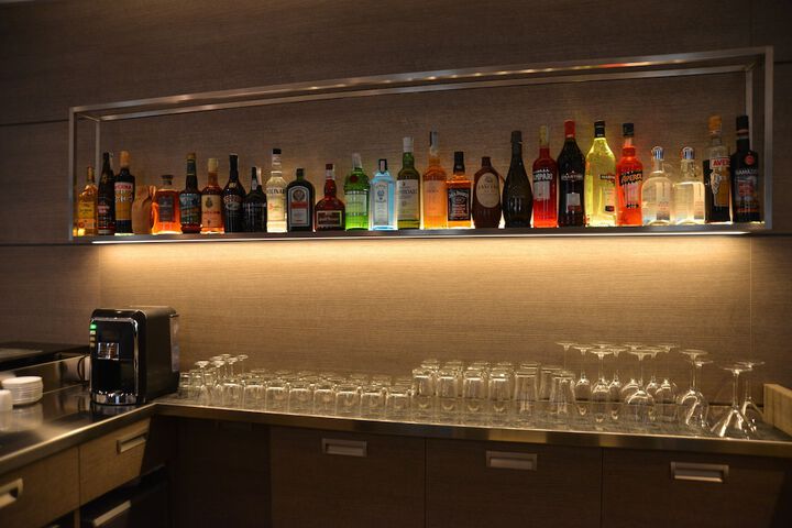 Lounge 35 of 49