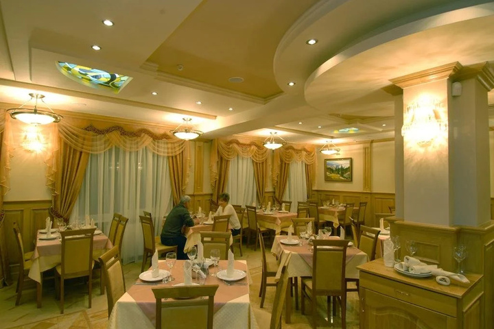 Dining 7 of 8