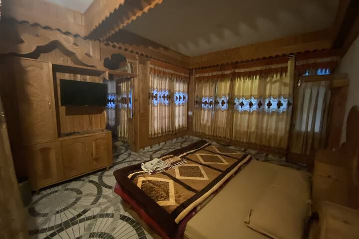 Room 12 of 27