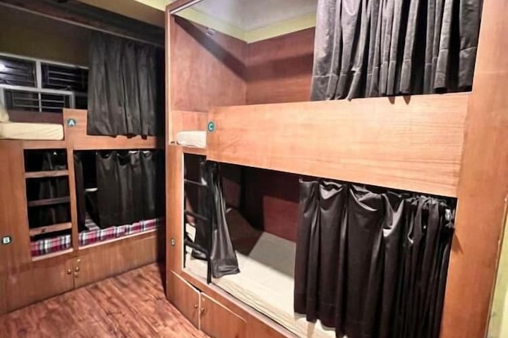 Room 6 of 10