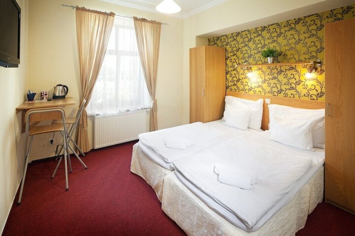 Room 4 of 33