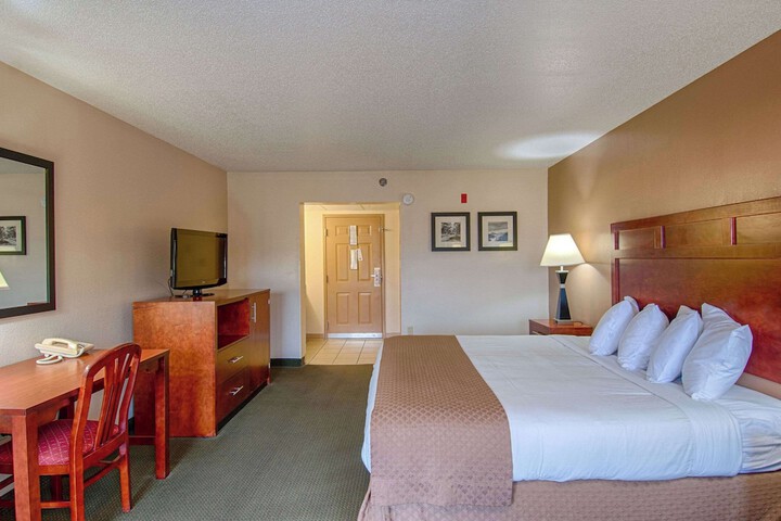 1 King Bed (1 of 17)