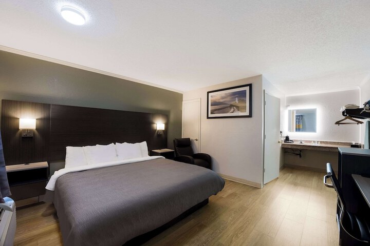 1 King Bed (17 of 20)