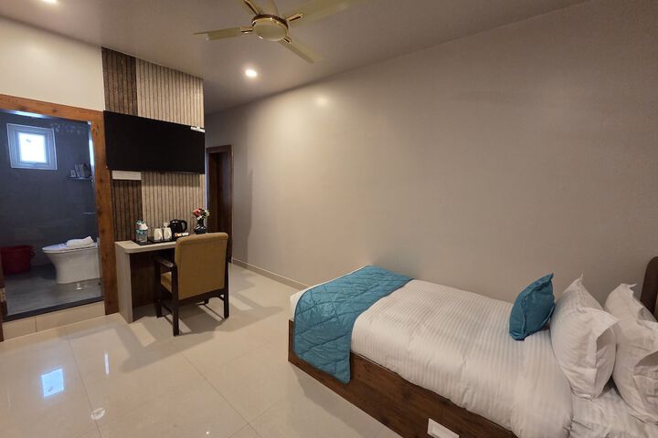 Room 4 of 30