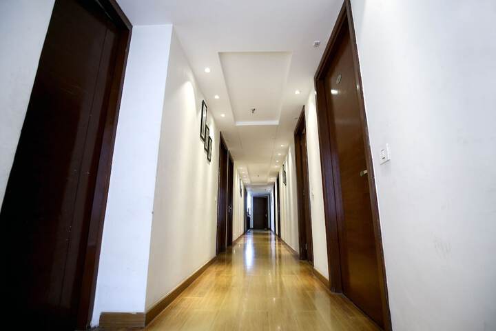 Room 13 of 19