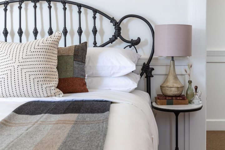 Deluxe Queen Bed (5 of 10)