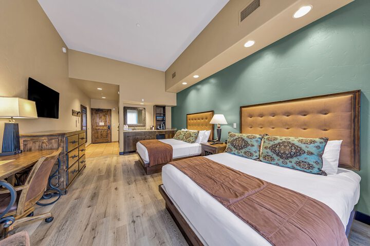 2 Queen Beds (2 of 4)