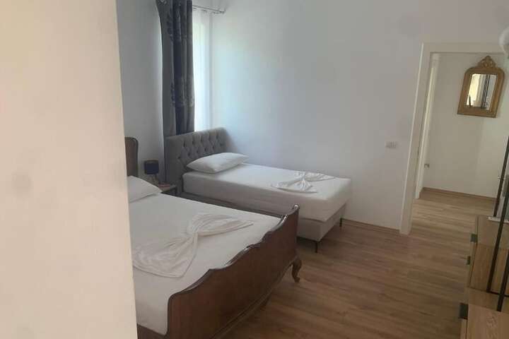 Room 10 of 37
