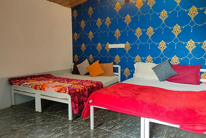 Room 6 of 12