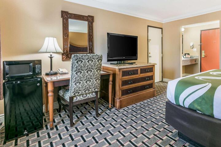1 King Bed (5 of 15)