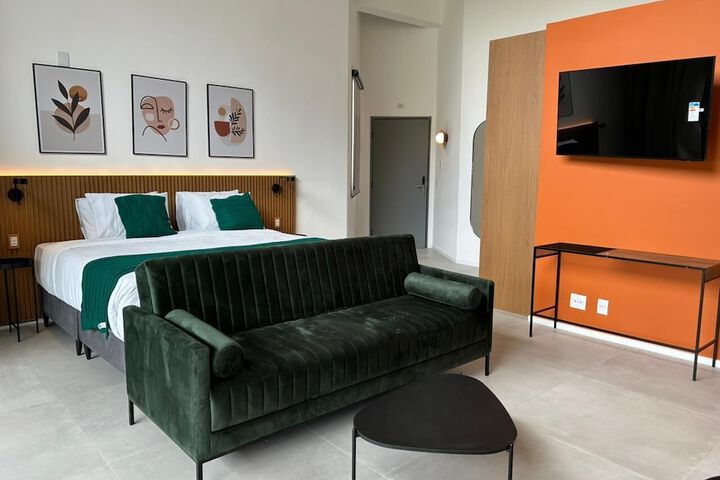 Room 4 of 9