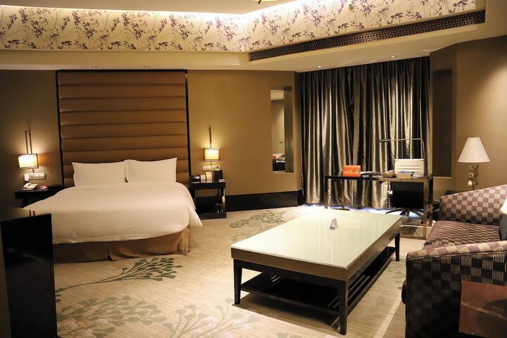 Room 16 of 100