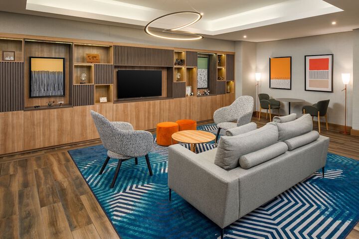 Lounge 63 of 90