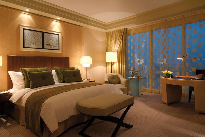 Room 42 of 136