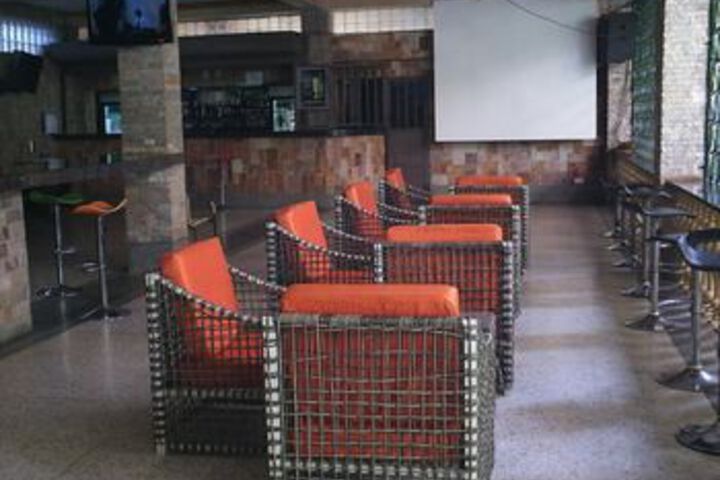 Lounge 16 of 32