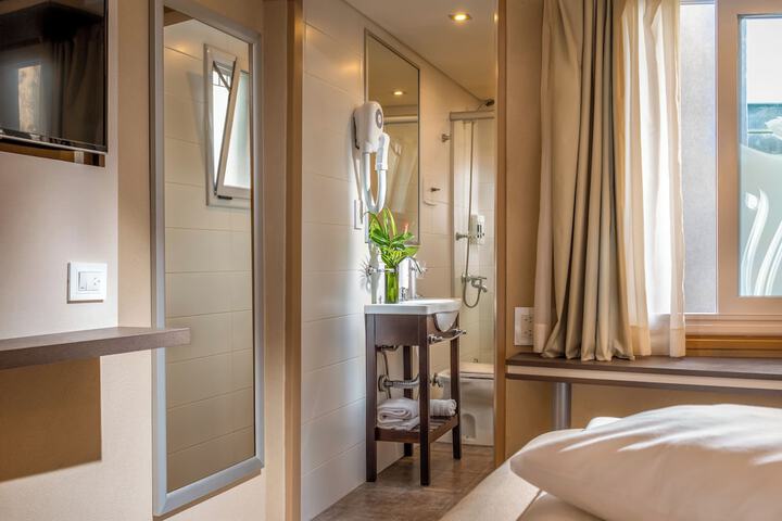Room 21 of 40