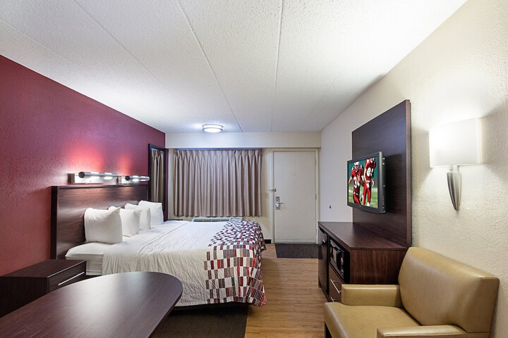 Deluxe King Bed Accessible (13 of 14)