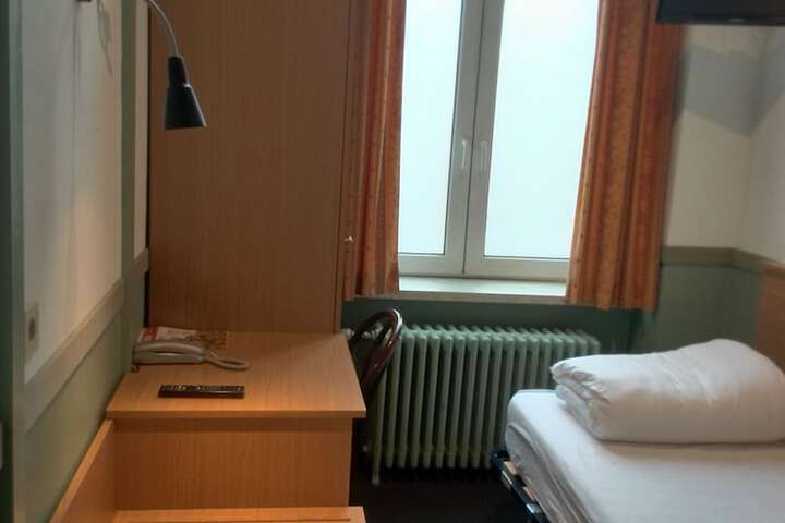 Room 10 of 19