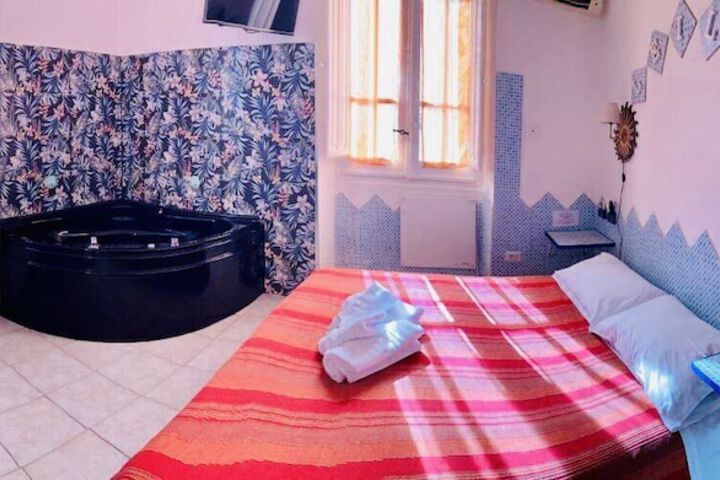 Room 10 of 28