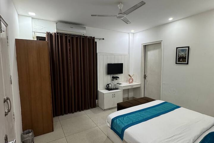 Room 4 of 30