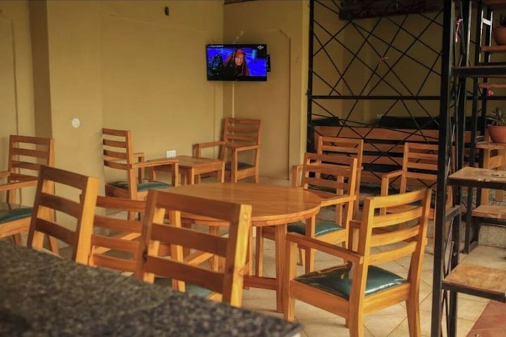 Lounge 7 of 9