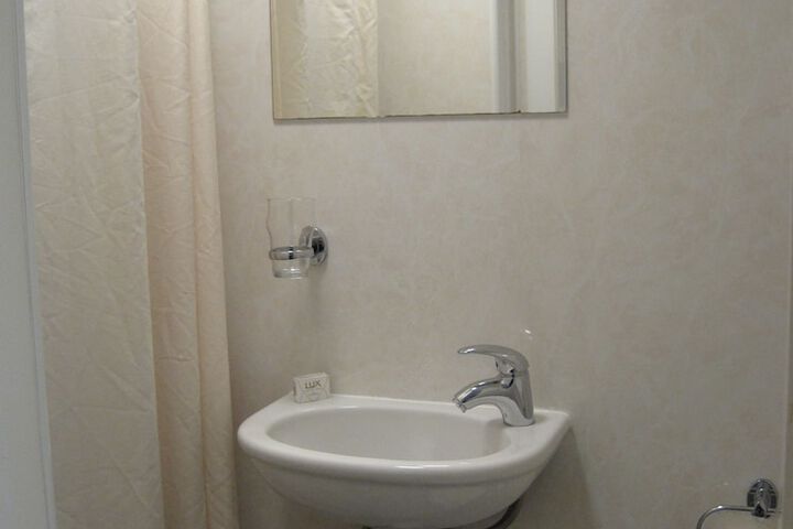 Room 102 of 121