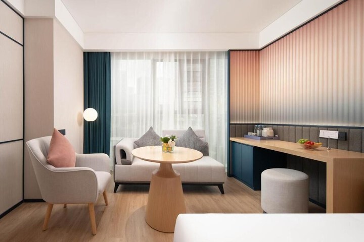 Room 6 of 37