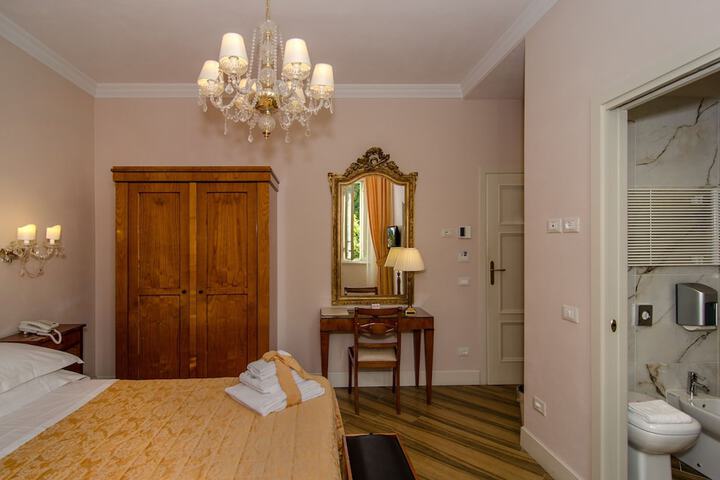 Room 11 of 42