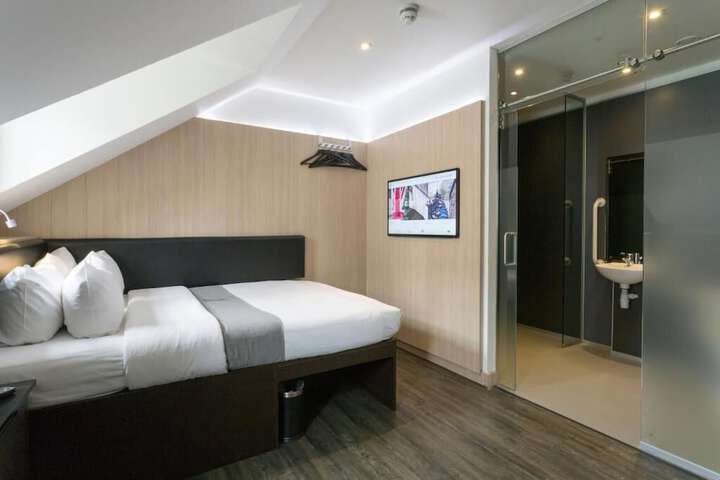 Room 11 of 28