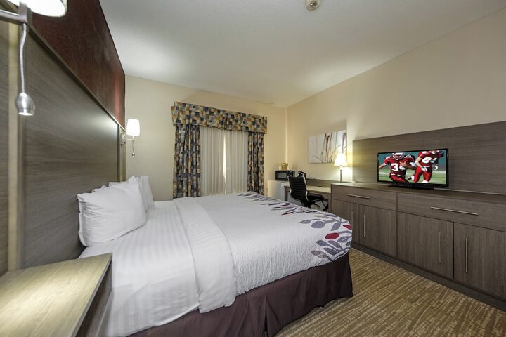 Superior King Bed (14 of 16)