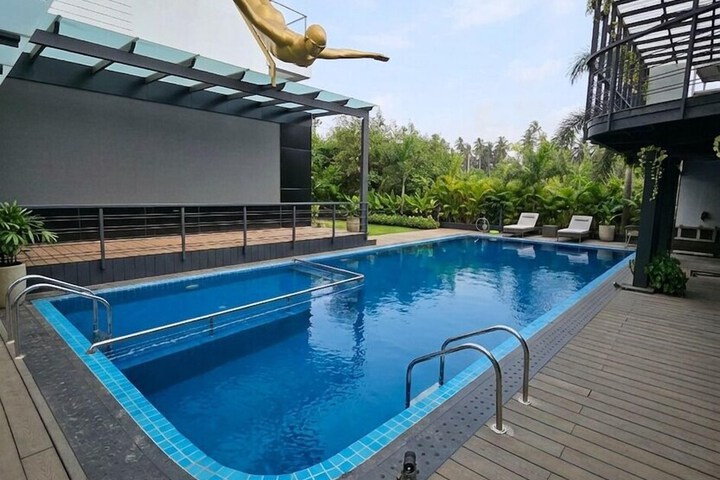 Pool 10 of 18