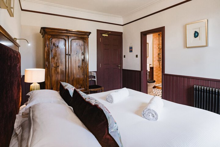Room 40 of 146