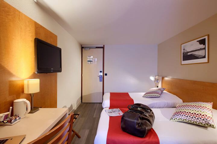 Room 8 of 32
