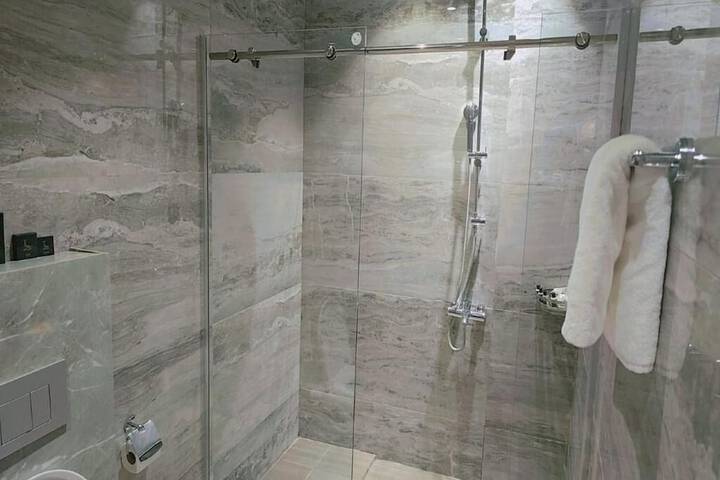 Room 15 of 28