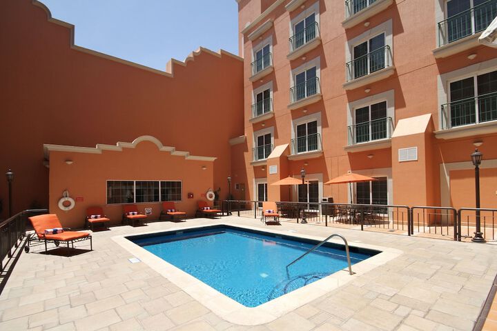 Hotel Pool