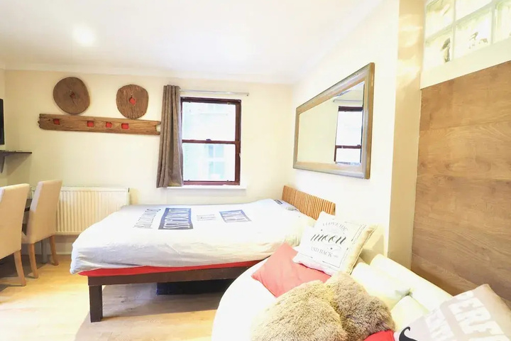 Room 6 of 16