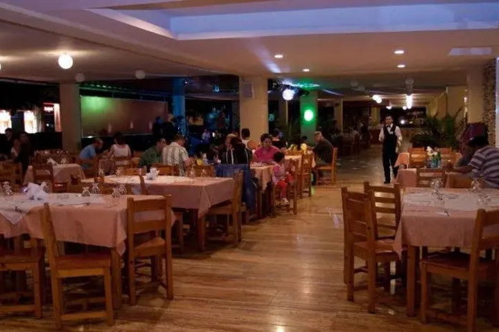Dining 15 of 21