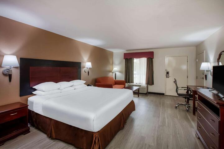 1 King Bed (3 of 17)