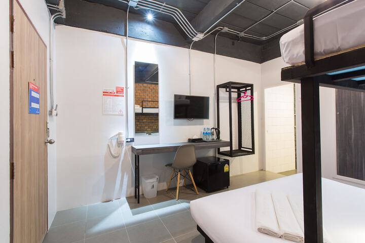Room 33 of 76