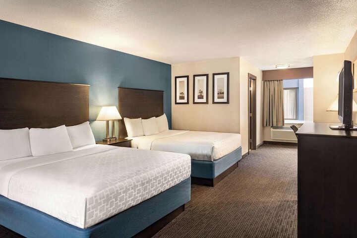 2 Double Beds Mobility Accessible Pool View (8 of 14)