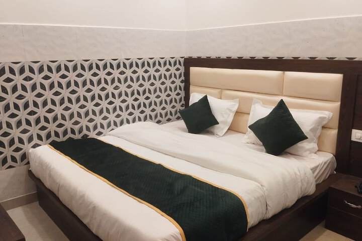 Room 9 of 28