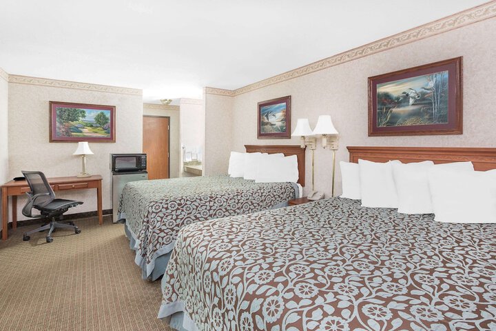2 Queen Beds (5 of 8)