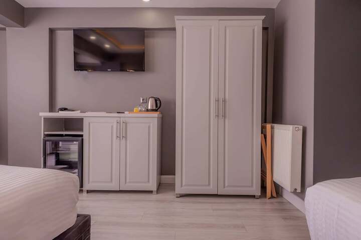 Room 13 of 27