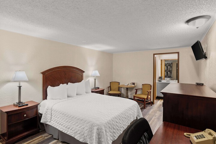 1 Queen Bed (9 of 19)